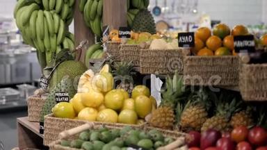 五颜六色的水果站在当地市场菠萝，芒果，西番莲亚洲